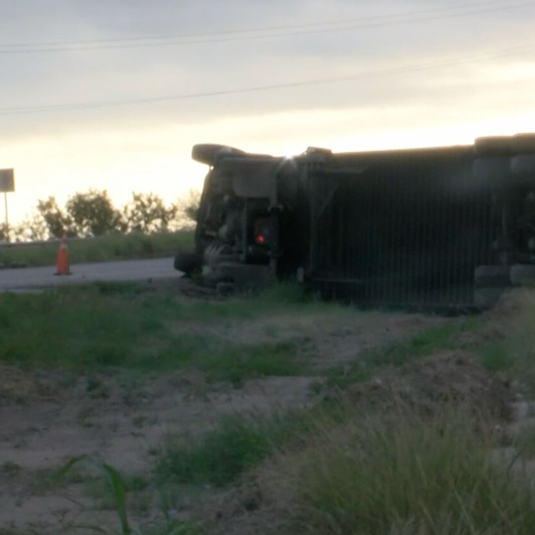Tráiler Vuelca tras Chocar Contra Camioneta en Carretera de Nava